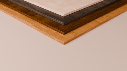 El producto, ideal para revestir frentes de muebles, está compuesto por una chapa de roble europeo natural de 0,6 mm, laminada de forma experta sobre un tablero de MDF.
