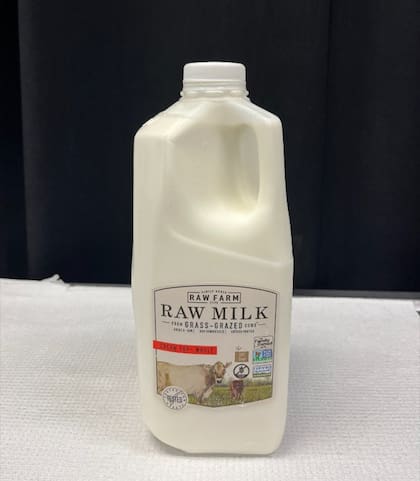 El producto que encendió las alarmas de alerta es la leche cruda entera con crema de la compañía Raw Farm