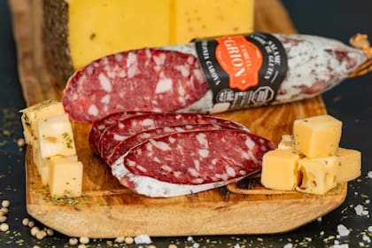 “El producto que no puede faltar en la picada mundialista es el Salame Familia Grion Etiqueta Negra, nuestro producto estrella y emblemático en Colonia Caroya por su ancestral receta”, explicó Camila Brandalissi