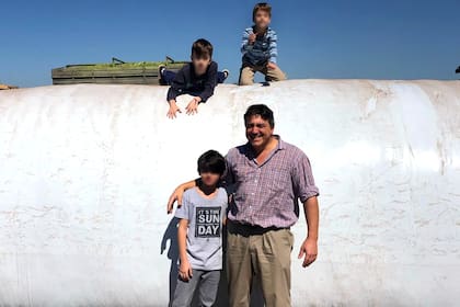 El productor agropecuario Francisco Paoltroni junto a sus tres hijos en el campo