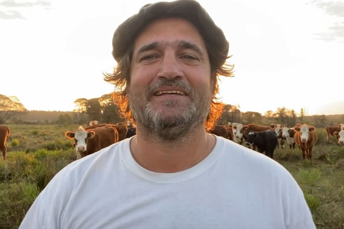 El productor Alejandro de Tezanos Pinto en su establecimiento ganadero en Entre Ríos, detrás su rodeo de vacas de cría