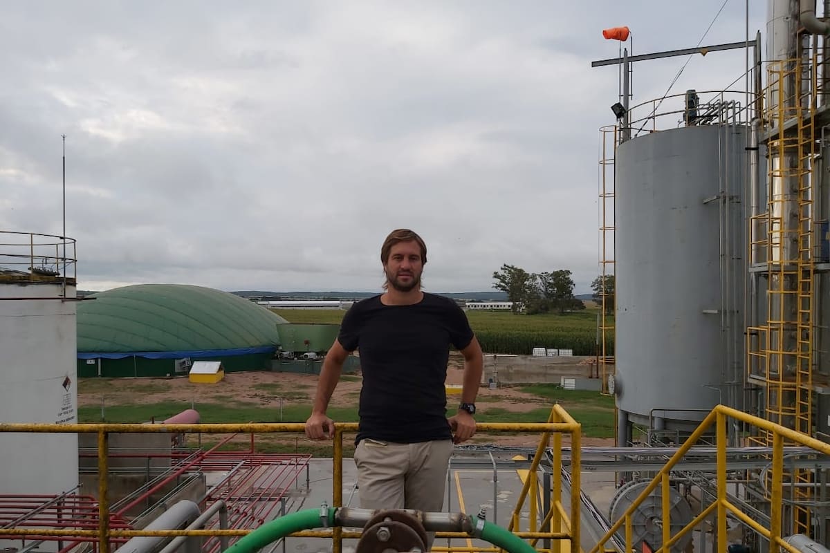 El productor cordobés Andrés Aguilar Benítez en la planta de alcohol que produce seis millones de litros anuales, en el norte de Córdoba