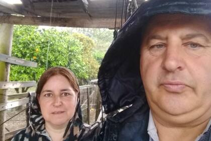 El productor Darío Magi junto a su esposa en Saladillo luego de la tormenta
