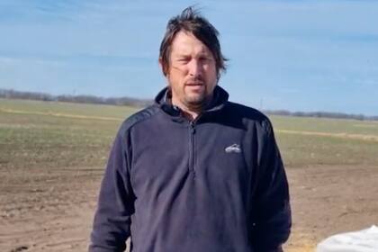 El productor David Bustamante en el campo donde le rompieron el silobolsa y le sustrajeron más de 110 toneladas de soja