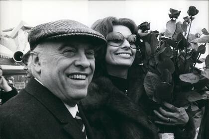 El productor de cine Carlo Ponti y la gran estrella del cine italiano, Sophia Loren, mantuvieron un romance por décadas, que tuvo un inicio complicado
