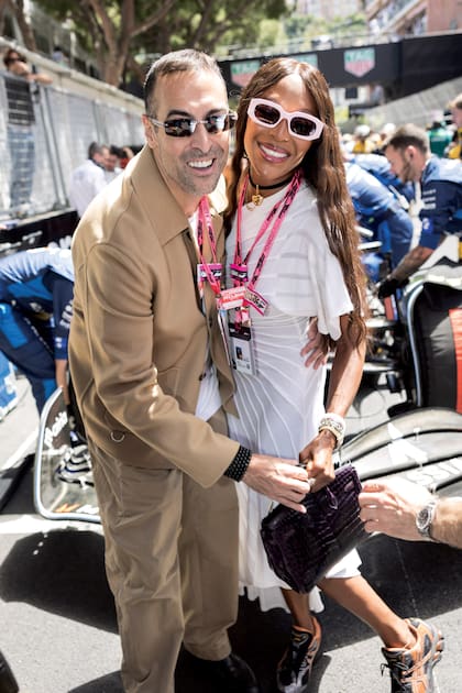 El productor de cine Mohammed Al Turki y la supermodelo Naomi Campbell, impactante con un vestido plisado de Alaïa con escote asimétrico, cartera Hermès y zapatillas.