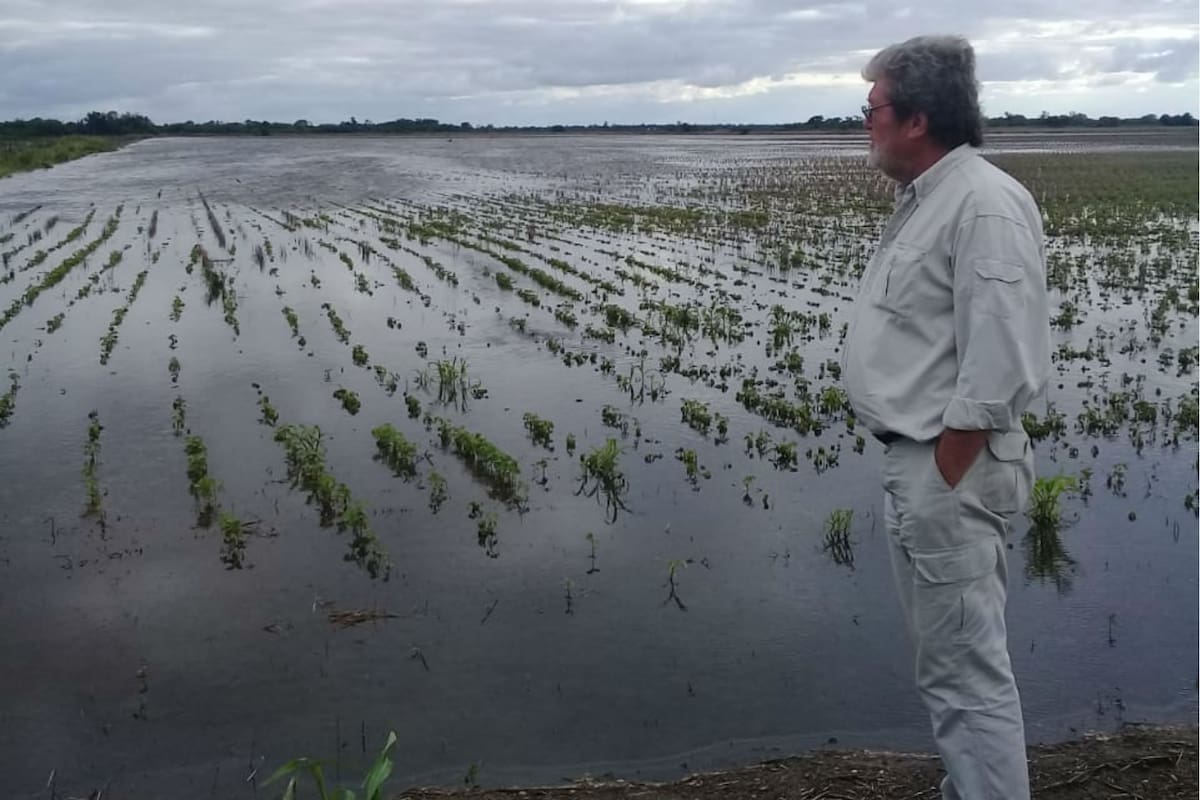 El productor Ernesto Lalo Ivan, frente a un lote totalmente bajo agua