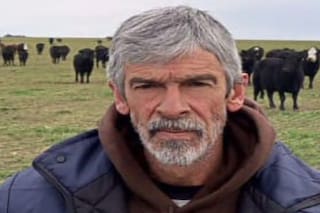 Tiene vacas en una zona muy dura y creó un alimento que le dio un impactante logro
