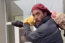 “¿Dónde está el hambre?”: con los restos de una vaca carneada al hombro, un productor irrumpió en un municipio para denunciar un delito
