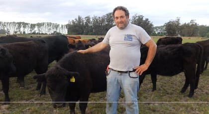 El productor ganadero Marcelo Gianoli en su campo alquilado donde tiene 240 animales en 65 hectáreas