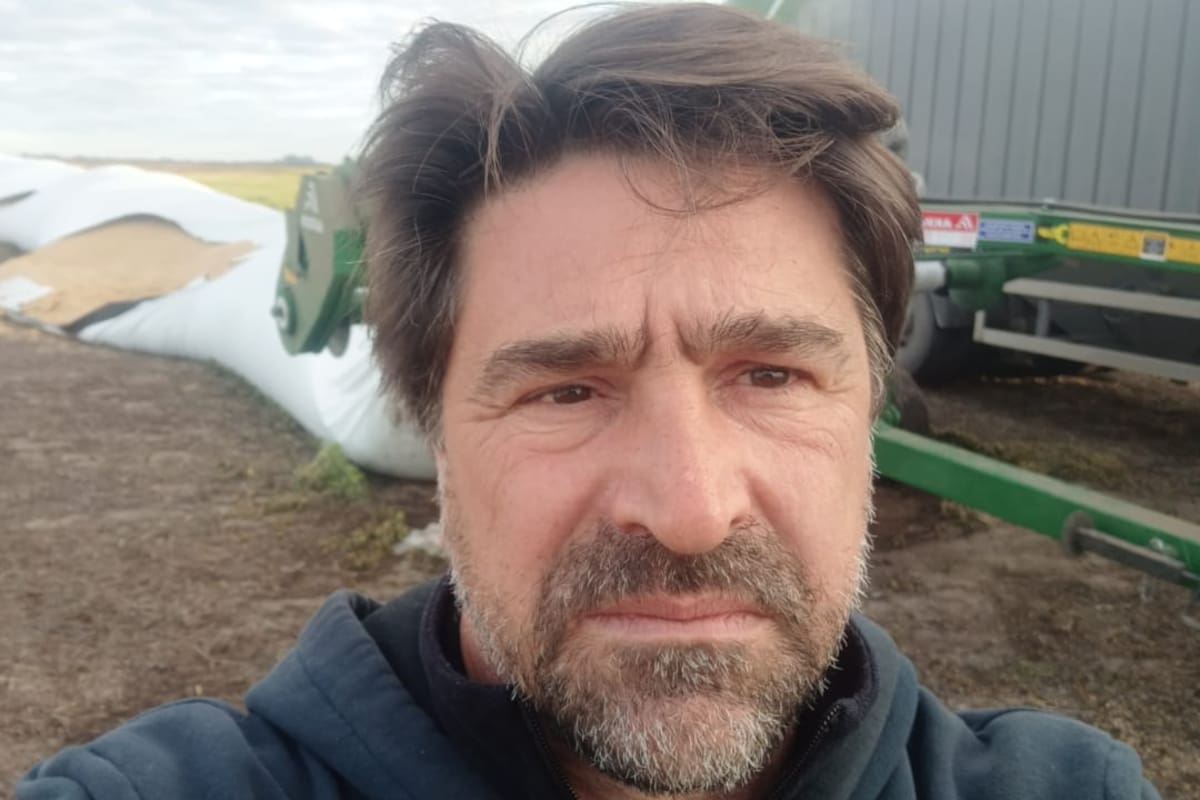 El productor Gustavo Dignani, detrás el silobolsa roto