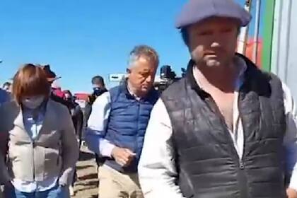 El productor José Perkins en el campamento. Atrás, la exministra de Seguridad Patricia Bullrich y Etchevehere