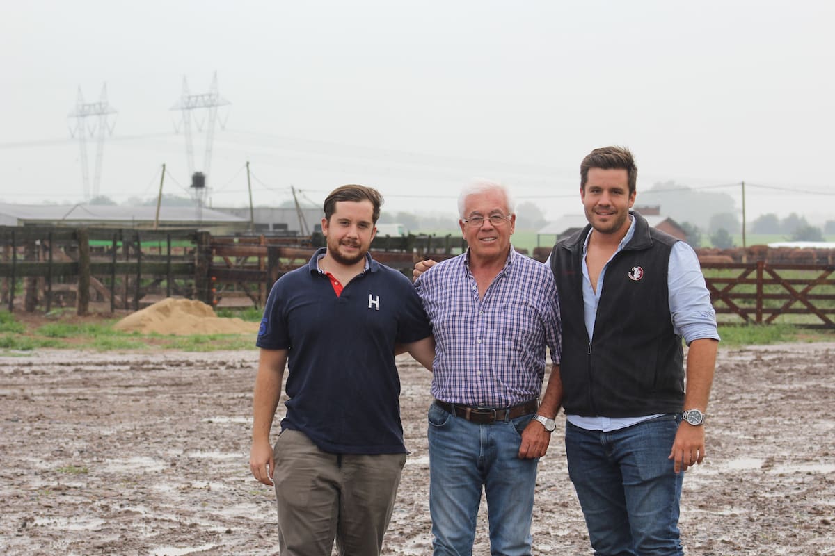 El productor junto a sus hijos Francisco y Juan Pablo