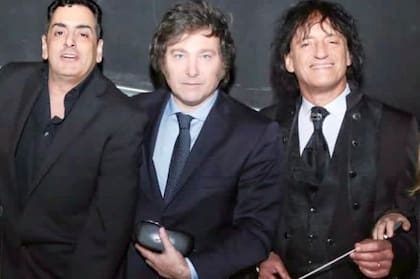 El productor Leo Cifelli, Javier Milei y, con la batuta, Ángel Mahler