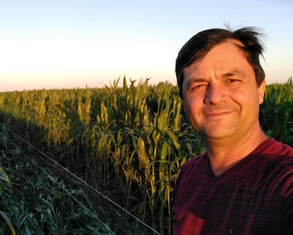 El productor Marcelo Thomas en febrero, en un lote de maíz antes de las lluvias