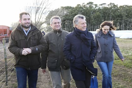 El productor Martín Tuculet, el ministro Etchevehere, el presidente Macri y la gobernadora Vidal