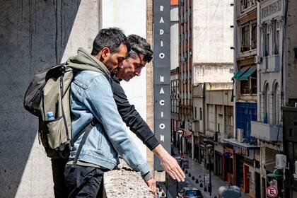 El productor Maxi Gallo y el escenógrafo Matías Sendón; el público estará en plateas armadas especialmente sobre la calle Maipú