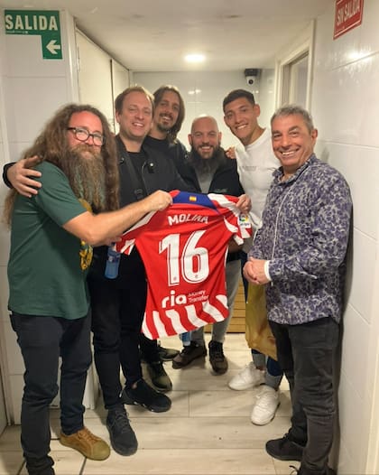 El productor Mundy Epifanio con algunos de los músicos de Las Pastillas del Abuelo y el jugador de la Selección Argentina Nahuel Molina