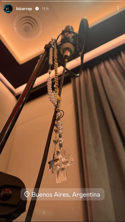 El productor musical mostró un micrófono y dos rosarios, lo que se interpretó como un guiño hacia la catalana