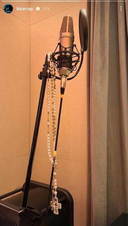 El productor musical mostró un micrófono y dos rosarios. ¿Acaso están grabando un tema juntos en el hotel?