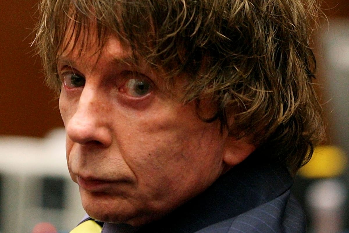 El productor musical Phil Spector aparece en la corte durante su juicio por asesinato en el Tribunal Superior de Los Ángeles en Los Ángeles el 16 de agosto de 2007. Spector está acusado de disparar fatalmente a la actriz Lana Clarkson en su casa en febrero de 2003.