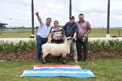 El productor ovino Carlos Mario Laborde junto a la familia Vera, dueña de la cabaña paraguaya Don Beco, que compró la borrega pura de la raza Hampshire Down por un valor de $6 millones