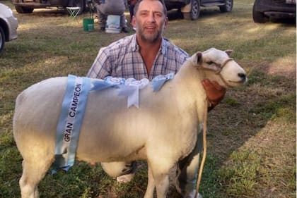 El productor Pablo Freire en una exposición donde obtuvo el máximo premio de la raza Texel