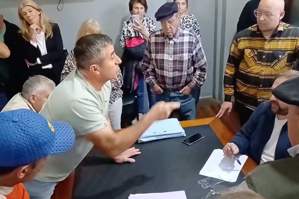 El productor Pedro Marra junto a un grupo de vecinos de Naón en la intendencia de 9 de Julio