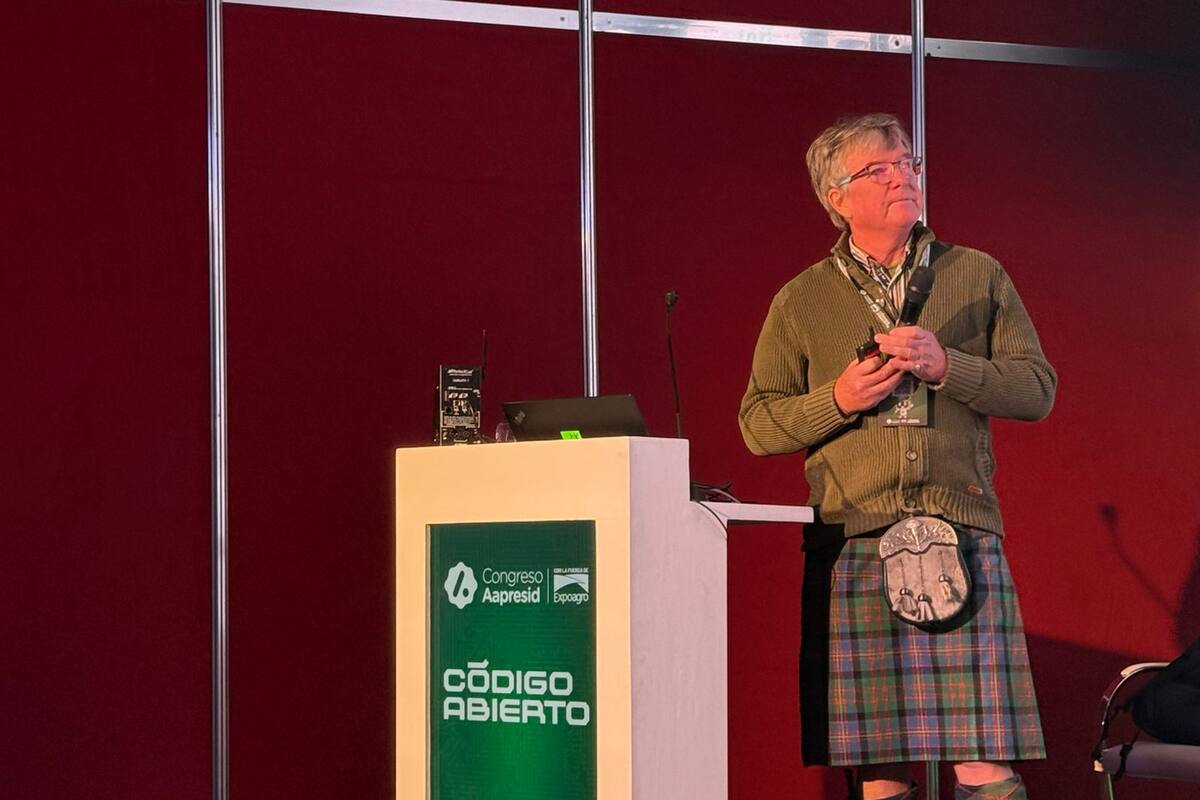 El productor Sean Cameron subió al escenario vestido con la pollera típica y otros elementos tradicionales de Escocia