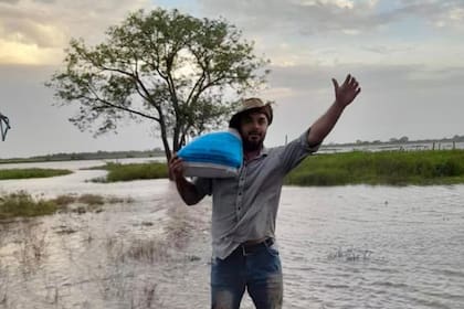 El productor Sebastián Álvarez en su campo inundado de Las Breñas, Chaco