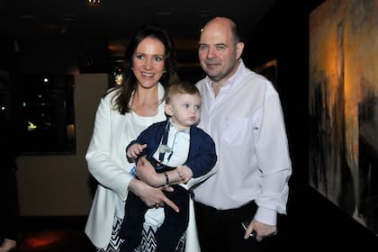 El productor teatral junto a su esposa, Karina Pérez, y el pequeño Nicolás
