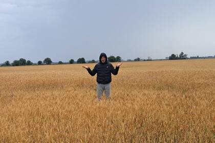 El productor y contratista Hernán Siniza en un lote de trigo mientras llovía