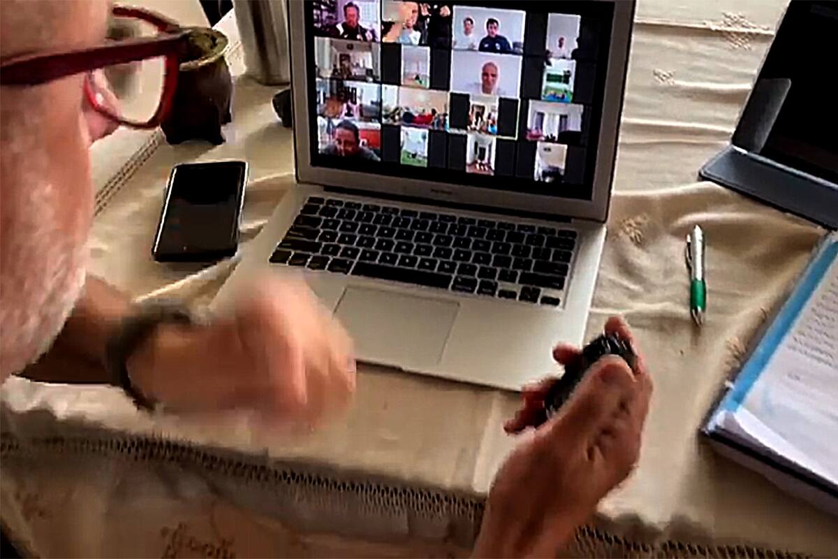 El profe Ferella, cronómetro en mano, dirige el entrenamiento de Bolívar a través de una plataforma virtual