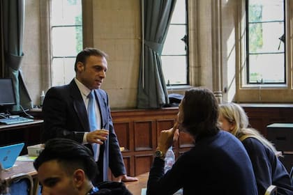 El profesor argentino Cichello Hübner en una de sus clases en la Universidad de Oxford, Inglaterra