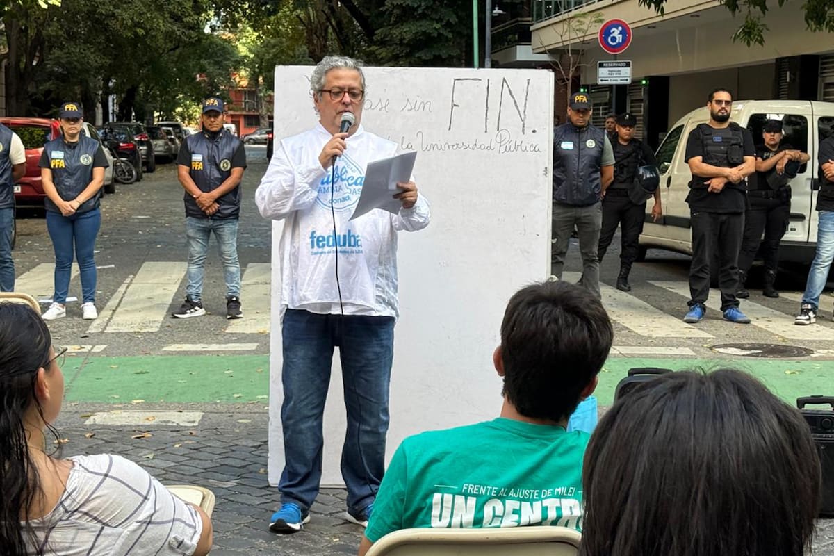 El profesor de filosofía Horacio Banega, en la primera de una serie de clases públicas ante una de las propiedades de Manuel Adorni, en Caballito