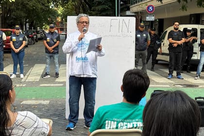 El profesor de filosofía Horacio Banega, en la primera de una serie de clases públicas ante una de las propiedades de Manuel Adorni, en Caballito
