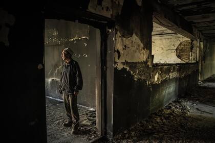 El profesor de lengua rusa Zaynaddin Dubanaev observa su escuela incendiada en Ak-Sai, Kirguistán, después de un breve pero sangriento conflicto fronterizo entre Kirguistán y Tayikistán