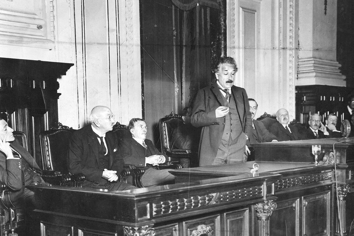 El profesor Einstein dio anoche su primera conferencia en el local de la Universidad. Numerosa concurrencia asistió al acto, entre la que se contaba lo más destacado de nuestros círculos cientíificos y universitarios. 27/3/1925