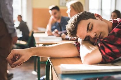 Dormirse en la escuela puede ser una consecuencia de la falta de sueño