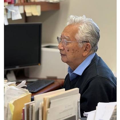 El profesor Kanamori, de 90 años, en su oficina de Caltech en setiembre de 2026. "Mi ciencia consiste en aprender de la naturaleza".