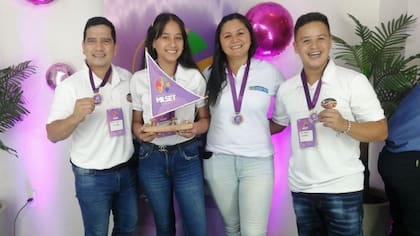 El profesor Ramón, Lucía, funcionaria del Ministerio de Ciencias de Colombia y el estudiante Alan James
