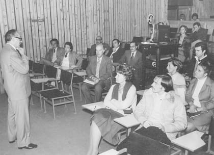 El profesor Roger Eleazar Zaldivar dando clases en la Universidad Nacional de Cuyo con su hijo Roberto entre los alumnos