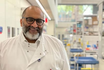 El profesor Waseem Qasim formó parte del equipo que desarrolló la terapia de edición de bases