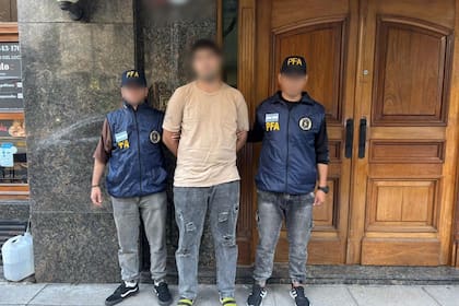 El prófugo con pedido de captura fue aprehendido por efectivos de la Policía Federal en Bulnes al 1200, entre Córdoba y Cabrera