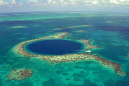 El profundo agujero azul en la costa de México que los científicos investigan