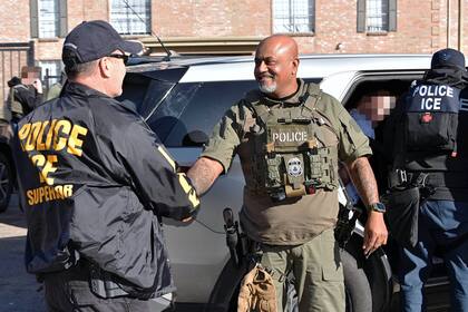 El programa 287(g) permite que fuerzas locales colaboren con ICE en tareas migratorias, con acuerdos de cárcel y WSO como modelos de operación