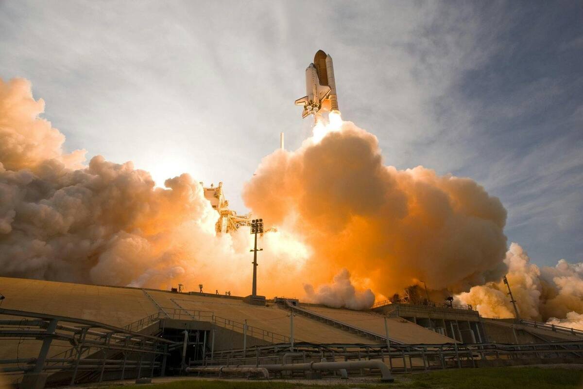 El programa Artemis de la NASA busca establecer una presencia sostenida en la superficie lunar antes de emprender misiones al planeta rojo.