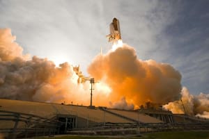 El programa Artemis de la NASA busca establecer una presencia sostenida en la superficie lunar antes de emprender misiones al planeta rojo.