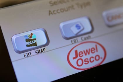 El Programa de Cupones para Alimentos (SNAP, por sus siglas en inglés) permite a los beneficiarios utilizar los fondos para comprar ciertos productos alimentarios
