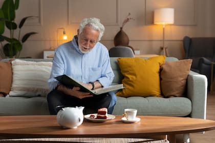 El programa de lectura de Wolf incluye tres a cuatro libros semanales, concentrándose en géneros de historia y misterio como estrategia de mantenimiento de agilidad mental